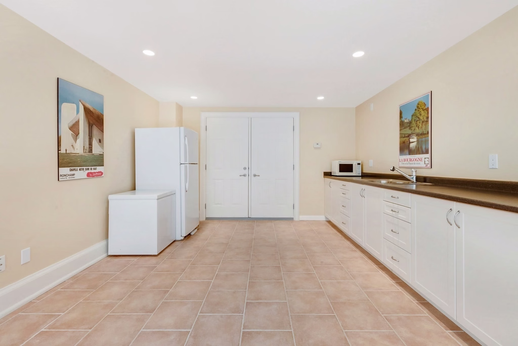 Lantana Pool House — kitchen and island bench