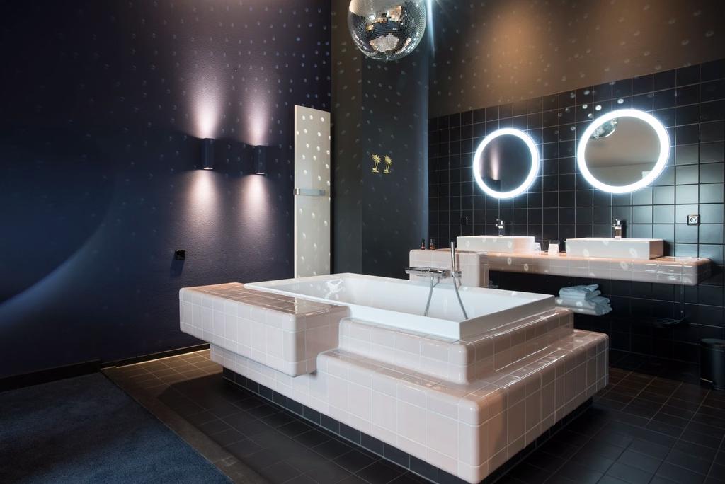 Silverleaf House — bathroom